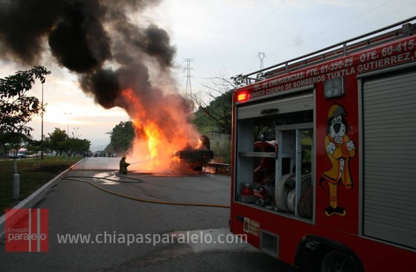 Los bomberos acudieron a controlar el incendio. Foto: Isaín Mandujano/Chiapas PARALELO.