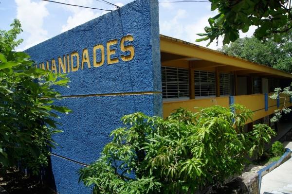 Estudiantes de la Facultad de Humanidades cierran el lugar. Foto: Cortesía 