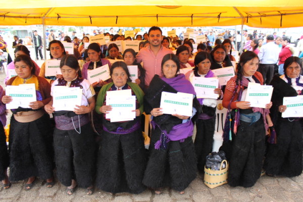 Las indígenas  señalaron, en ese momento, que no solo se trataba de obtener  un espacio para poder realizar su graduación, sino de que el Estado garantizara su derecho a la educación y la igualdad de género. Foto: Icoso/ Chiapas PARALELO.