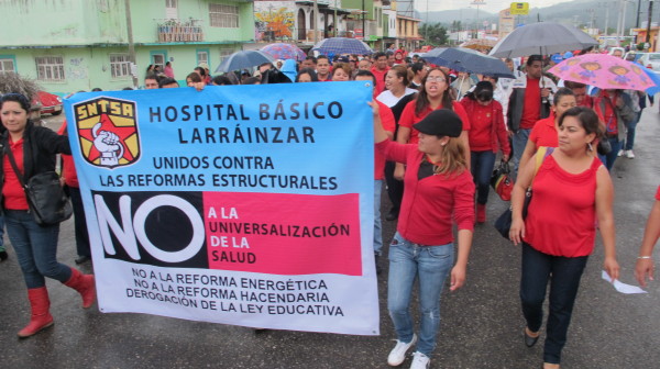 Integrantes del Sindicato del Sector Salud advirtieron que el gobierno federal prepara una nueva iniciativa para privatizar los servicios del sector salud. Foto: Carlos Herrera