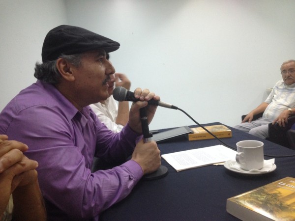 Héctor Cortés Mandujano en la presentación del libro de Saúl López de la Torre, La casa de bambú