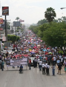 Los maestros hablan de cifras que van de 60 a 80 mil manifestantes. El gobierno dice que sólo fueron unos seis mil. 