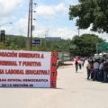 Maestros bloquean las cuatro salidas de Tuxtla en el marco del Paro Cívico Nacional. 