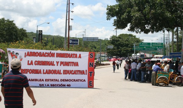 Maestros bloquean las cuatro salidas de Tuxtla en el marco del Paro Cívico Nacional. 