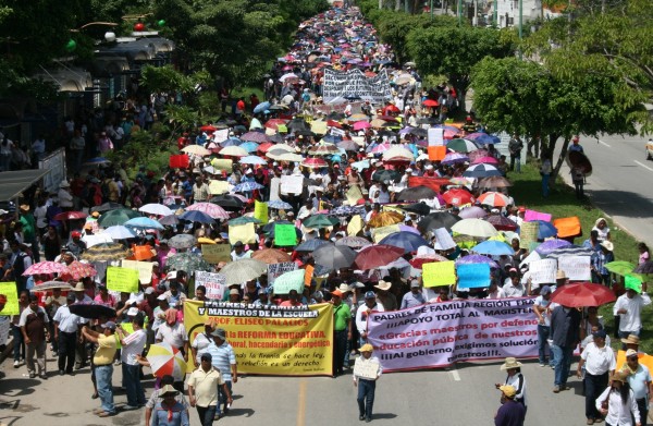 Miles maestros de las Secciones VII y 40, así como estudiantes normalistas, jóvenes universitarios y padres de familia marcharon hoy en Tuxtla. Foto: Isaín Mandujano/ChiapasPARALELO