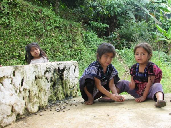 Niños indígenas tsotsiles desplazados del ejido Puebal en Acteal, Chenalhó. Foto: Cortesía/Chiapas PARALELO
