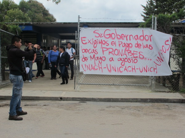 Estudiantes de escasos recursos demandaron al gobierno de Manuel Velasco la liberación de becas. Foto: Carlos Herrera