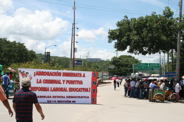 en su noveno día de manifestaciones, maestros bloquearon las entradas  a la capital de Chiapas para exigir a los gobiernos estatal y federales los reciba. Foto: Isaín Mandujano/Chiapas PARALELO