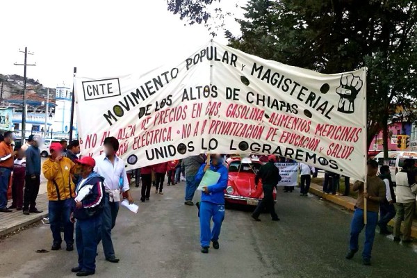 Maestros y padres de familia instalan plantón en carretera a San Cristóbal de las Casas. Foto: Amalia Avendaño