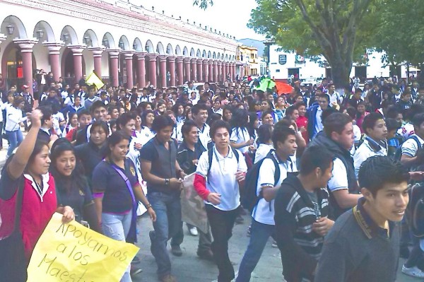 Cientos de estudiantes de San Cristóbal de las Casas manifestaron su apoyo al movimiento magisterial. Foto: Amalia Avendaño 