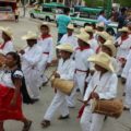 Los músicos durante el recorrido del festejo. 