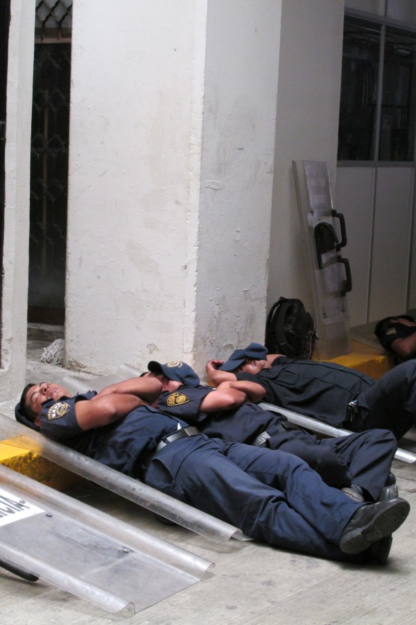 Policías "resguardan" el edificio del Congreso del Estado.