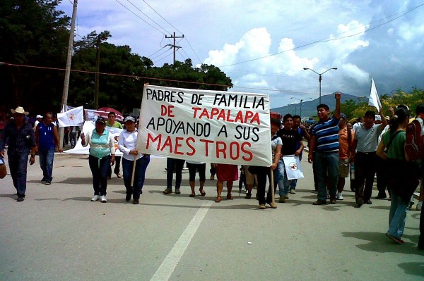 Padres de familia y alumnos de distintas universidades se han sumado al movimiento magisterial contra la Reforma Educativa. Foto: Cortesía/Chiapas PARALELO
