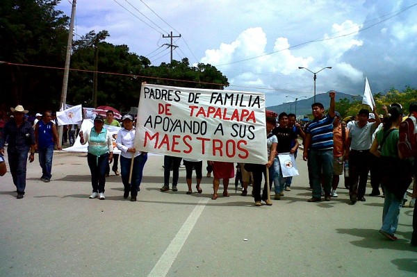 Padres de familia y alumnos de distintas universidades se han sumado al movimiento magisterial contra la Reforma Educativa. Foto: Cortesía/Chiapas PARALELO 