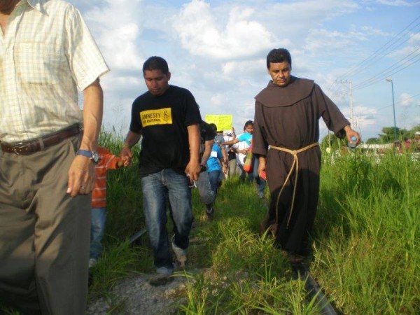 Fray Tomás González Castillo convoca a la caravana. Foto: Saúl Kak/ Chiapas PARALELO. 