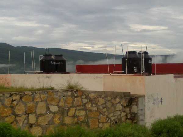 Los pobladores de Real del Bosque tienen que pagar de 40 a 100 pesos porque les llenen un tinaco de 600 litros, que no les tarda ni tres días a una familia de cinco integrantes. Foto: Cortesía/ Chiapas PARALELO.