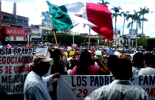 En Tapachula, miles de padres de familia salieron a las calles para apoyar el movimiento magisterial. Foto: @Pululo/Chiapas PARALELO