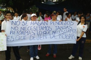 Estudiantes y maestros salieron a las calles en Tapachula. Foto: @pululo/Chiapas PARALELO