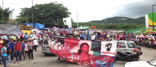 Desde el pasado 28 de agosto maestros realizan diversas manifestaciones en el marco de su protestas contra la Reforma Educativa. Foto: Isaín Mandujano/Chiapas PARALELO