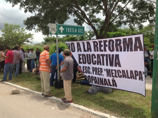 Maestros mantienen campaña de información ciudadana. Foto: Isaín Mandujano/Chiapas PARALELO