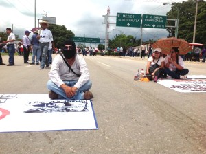 Bloqueo en la salida poniente a la altura de La Pochota. Foto: Isaín Mandujano/Chiapas PARALELO