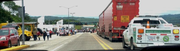 Entre Xalapa, Veracruz, y Tuxtla Gutiérrez hay una distancia de aproximadamente 700 kilómetros por carretera. Cabe aclarar que estoy trazando la ruta básicamente por los caminos de cuota, por lo que hay que pasar cerca de 8 casetas de peaje.