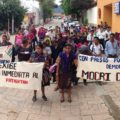Un grupo de indígenas de El Boque se manifestaron ayer afuera del tribunal colegiado para pedir la liberación de Alberto Pathistán. Foto: Osiris Aquino/Chiapas PARALELO.