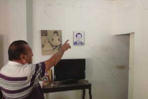 Casas como estas de don Darinel Hernández Nazar, lucen con cuarteaduras en toda la colonia. Foto: Chiapas PARALELO