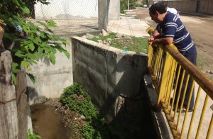 El lugar donde debería correr el agua está sellado, como lo muestra José Antonio Zuarth Foto: Chiapas PARALELO