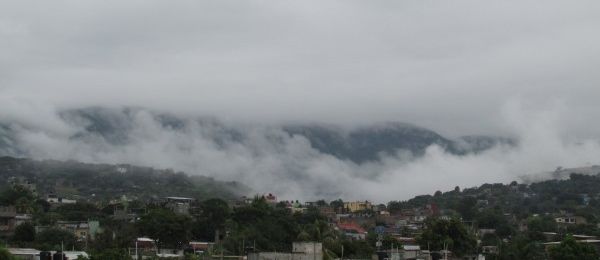 La tarde del sábado Bernarda observó atentamente el cielo, estaba gris y se tornó oscuro. Era una señal de que la lluvia no tardaba en llegar. Las nubes se movieron rápidamente y el cielo comenzó a tronar con los rayos. La lluvia se hizo presente en menos de lo que imaginó.