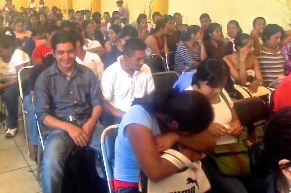 Maestros y maestras ocultan su rostro avergonzados. Dicen que el gobierno los usa de "esquiroles", pero sostienen que es su única oportunidad de conseguir una plaza docente. Foto: Raúl Vera