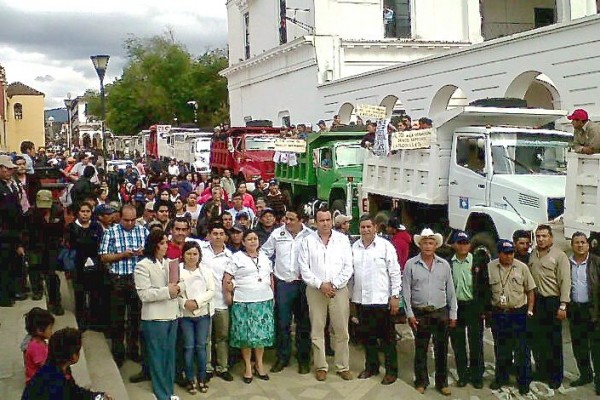 Trabajadores del Ayuntamiento de San Cristóbal denuncian que existe la amenaza de despido contra 68 empleados municipales.  Foto: Amalia Avendaño/Chiapas PARALELO