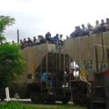 Migrantes varados en Arriaga requieren de alimento para sobrevivir los días que permanecerán antes que el tren reanude su curso. Foto: Carlos Bartolo Solís