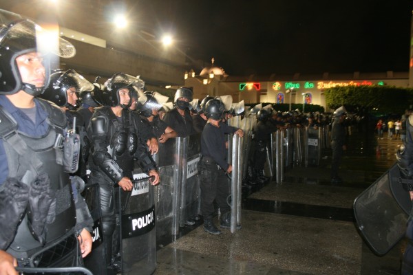 Al fondo, muy al fondo, los colores de la Patria. Foto: Isaín Mandujano/Chiapas PARALELO