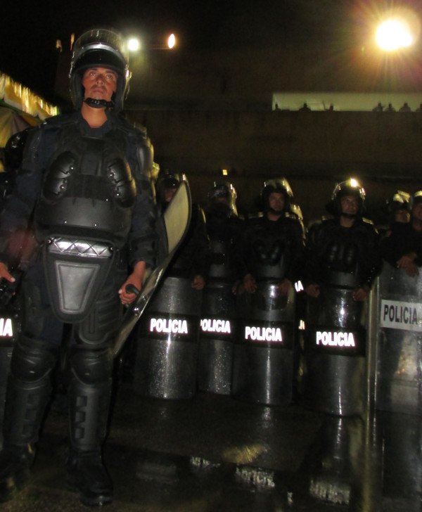 Policías fueron avanzando en la plaza central hasta rodearla. Foto: Sandra de los Santos/ Chiapas PARALELO.