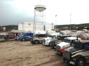Decenas de pipas de 20 mil litros quedaron varadas en el estacionamiento de PEMEX en Tuxtla, podrán salir hasta el sábado. Foto: Isaín Mandujano/Chiapas PARALELO
