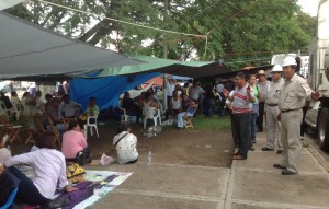 Obreros de la paraestatal piden a los manfiestantes no encender fogatas ni cigarrillos cerca de las pipas transportadoras de gasolina. Foto: Isaín Mandujano/Chiapas PARALELO