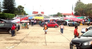 Unos 110 trabajadores de PEMEX pudieron salir de la palnta tras varias horas de diálogo con los maestros y maestras del SNTE. Foto: Isaín Mandujano/Chiapas PARALELO