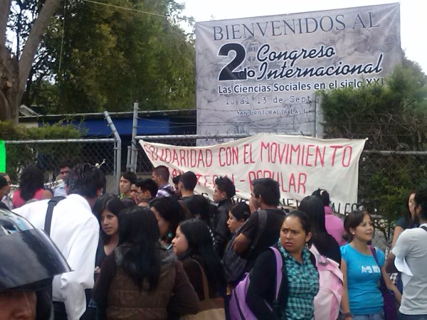 Estudiantes de la Facultad de Ciencias Sociales se unieron al paro magisterial. Foto: Amalia Avendaño/Chiapas PARALELO