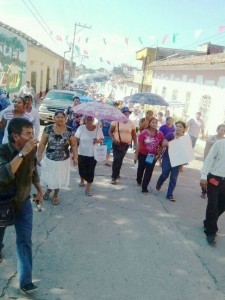 Este 2 de octubre, estudiantes, maestros, sindicalistas y padres de familia se manifestaron en todas las regiones de Chiapas, en contra de las reformas estructurales de Enrique Peña Nieto. En la imagen padre de familia de Pijijiapan.