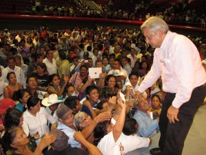 AMLO dijo que MORENA defenderá a las maestras y a los maestros, quienes están viendo afectados sus derechos y sus prestaciones. “Nosotros no nos tragamos ese plato de mentiras que plantea el grupo de corruptos sobre los maestros. Nosotros no vamos  a dejar solo a nuestros maestros”