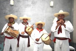 Don Agustín Hernández en el tambor; Víctor Manuel Velazqueze en el tambor también; don Cecilio Hernándezen el tambor y Leopoldo Gallegos en el pito.