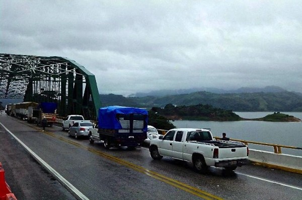 Maestros y maestras se han manifestado en carreteras federales, y bloqueado la entradas a instalaciones de PEMEX. Foto: Cortesía/Chiapas PARALELO