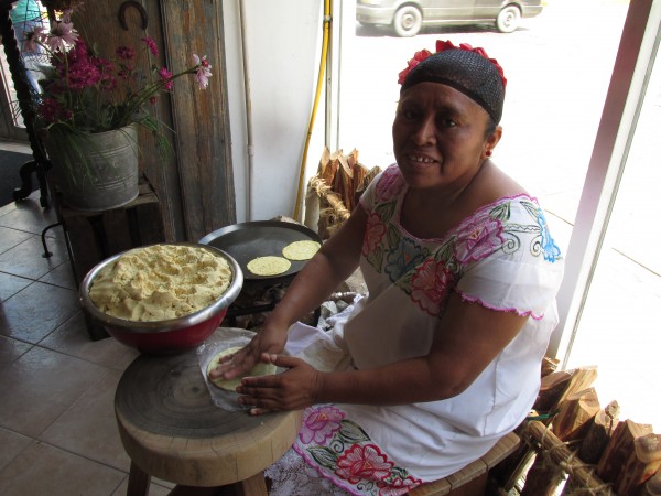 Como en diferentes culturas, gracias al trabajo de las mujeres se han logrado preservar varios platillos prehispánicos. 