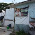 Quienes viven en zona de riesgo han "parchado" sus casas para poder seguir habitándolas. Foto: Benjamín Alfaro