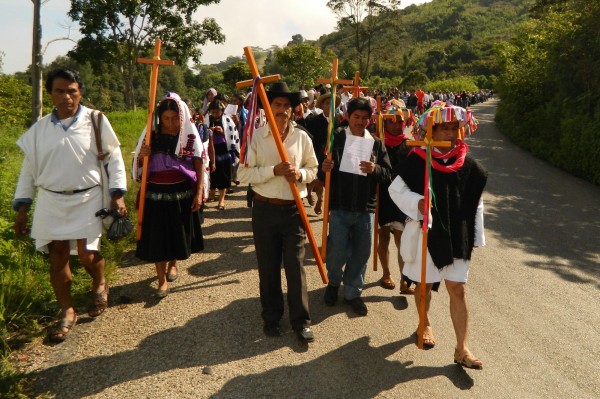 “Como creyentes tenemos que ser liberadores, tenemos que luchar por la paz y la justicia. No se dejen engañar por las mentiras del gobierno. Apoyen a los maestros”, explican catequistas. Foto: Amalia Avendaño