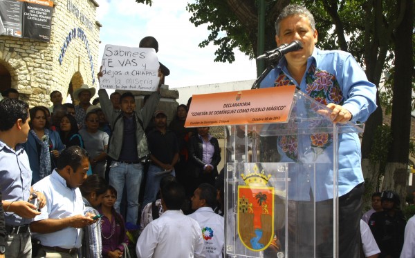 El momento en que Juan José Vázquez Méndez le saca la cartulina con el mensaje que incomodó a Sabines. 