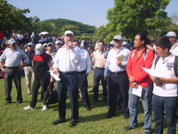 Durante cuatro horas alumnos y alumnas analizaron con el Rector Jaime Valls Esponda, sus demandas. Foto: Cortesía Chiapas PARALELO