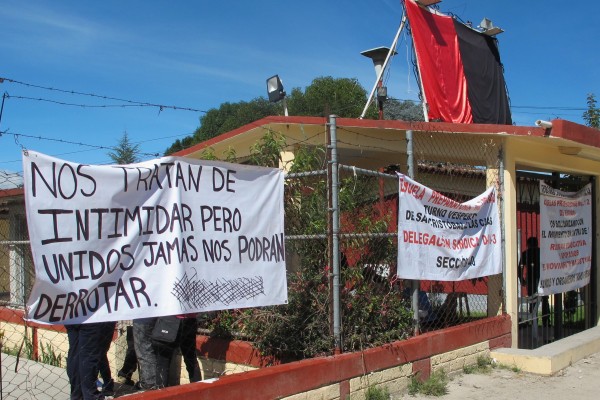 Alumnos mantienen cerradas escuelas de nivel medio superior en San Cristóbal de las Casas. Foto: Carlos Herrera