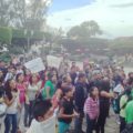"¡Fueraaa Televisa!", "Lárguense de Comitán", proclamaron estudiantes. Foto: Fredy Martín Pérez